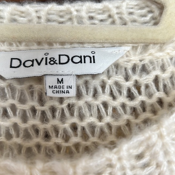 DAVI & DANI Winter White Oversized Cropped Sweater, Size Medium, EUC. - Picture 3 of 6